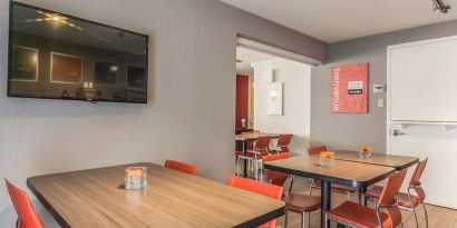 Dining area with comfortable seating at Comfort Inn Drummondville.