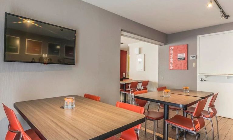 Dining area with comfortable seating at Comfort Inn Drummondville.