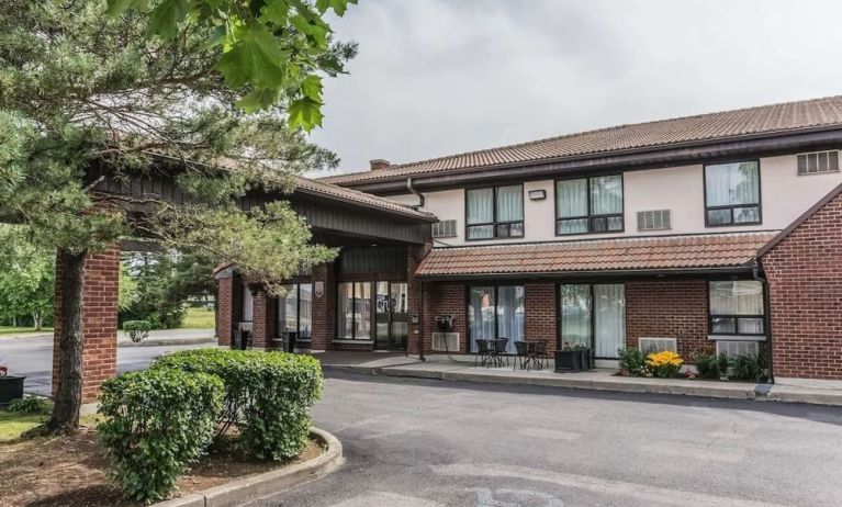 Hotel exterior with lounge area and parking at Comfort Inn Drummondville.