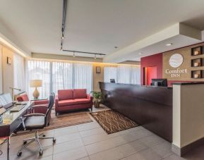 Lobby lounge with workspace at Comfort Inn Drummondville.