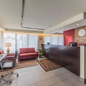 Lobby lounge with workspace at Comfort Inn Drummondville.