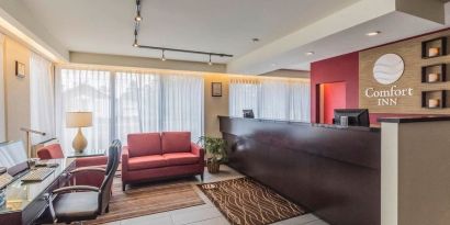 Lobby lounge with workspace at Comfort Inn Drummondville.