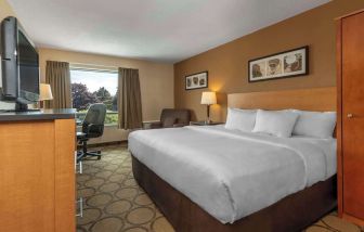 Day use room with TV, work desk and private bathroom at Comfort Inn Drummondville.