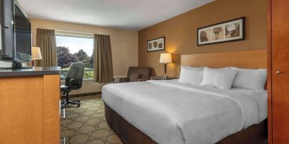 Day use room with TV, work desk and private bathroom at Comfort Inn Drummondville.