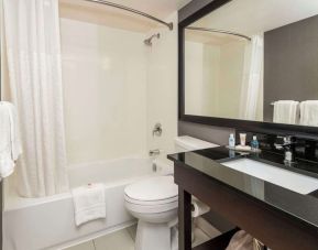 Guest bathroom with tub at Comfort Inn Drummondville.