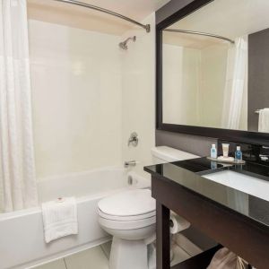 Guest bathroom with tub at Comfort Inn Drummondville.