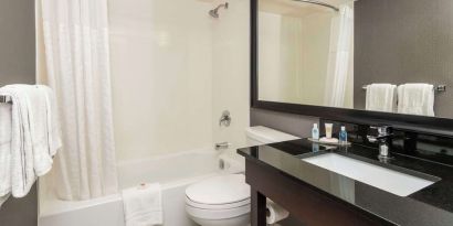 Guest bathroom with tub at Comfort Inn Drummondville.