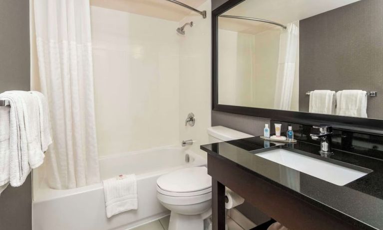 Guest bathroom with tub at Comfort Inn Drummondville.