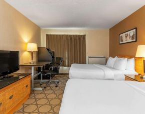 Day use twin room with work desk and private bathroom at Comfort Inn Drummondville.