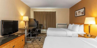 Day use twin room with work desk and private bathroom at Comfort Inn Drummondville.