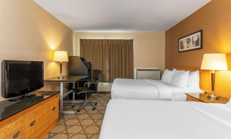 Day use twin room with work desk and private bathroom at Comfort Inn Drummondville.