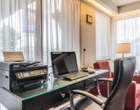 Business center with computer, printer and ergonomic chair at Comfort Inn Drummondville.