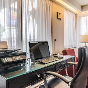 Business center with computer, printer and ergonomic chair at Comfort Inn Drummondville.