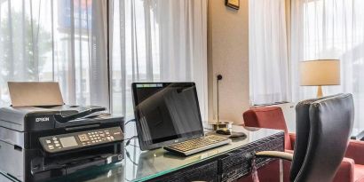 Business center with computer, printer and ergonomic chair at Comfort Inn Drummondville.