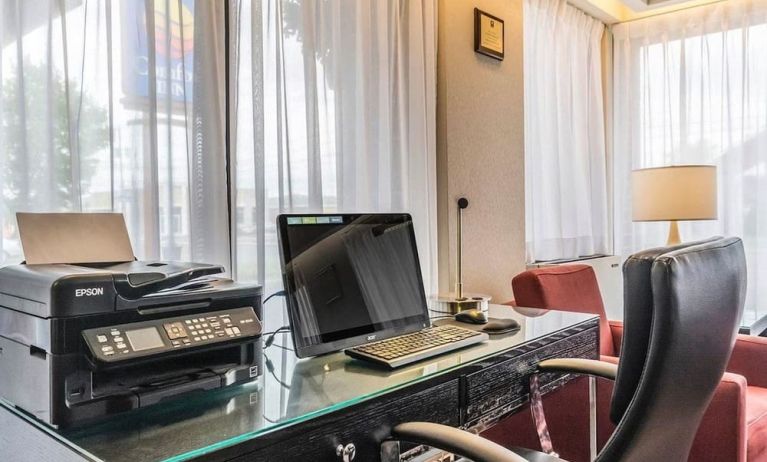 Business center with computer, printer and ergonomic chair at Comfort Inn Drummondville.