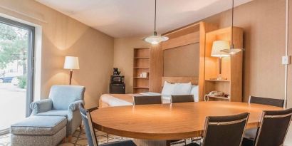 Day use suite with living and dining area at Comfort Inn Drummondville.