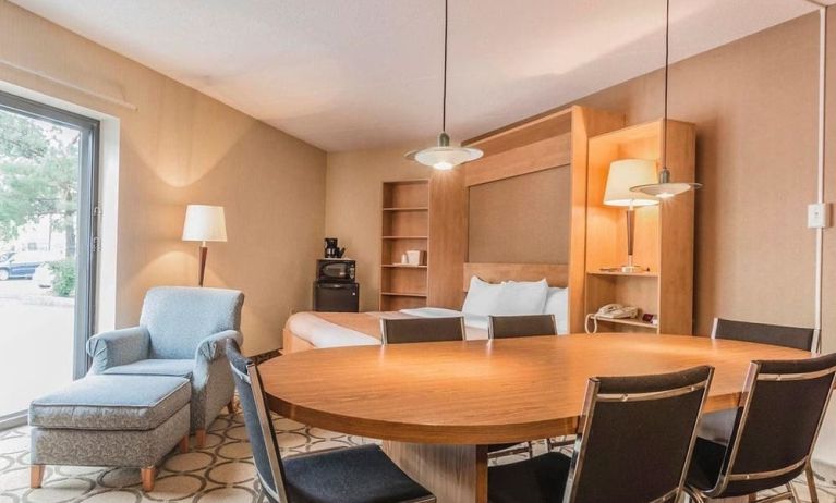 Day use suite with living and dining area at Comfort Inn Drummondville.