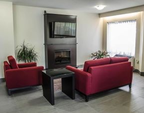 Lobby lounge with fireplace at Comfort Inn Boucherville.