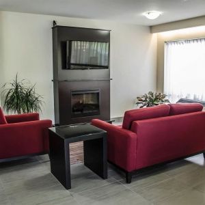 Lobby lounge with fireplace at Comfort Inn Boucherville.