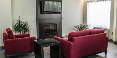 Lobby lounge with fireplace at Comfort Inn Boucherville.