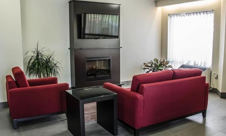 Lobby lounge with fireplace at Comfort Inn Boucherville.