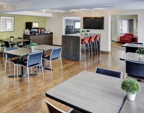 Dining area with comfortable seating perfect for co-working at Comfort Inn Boucherville.