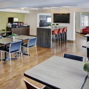 Dining area with comfortable seating perfect for co-working at Comfort Inn Boucherville.