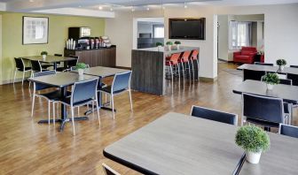 Dining area with comfortable seating perfect for co-working at Comfort Inn Boucherville.