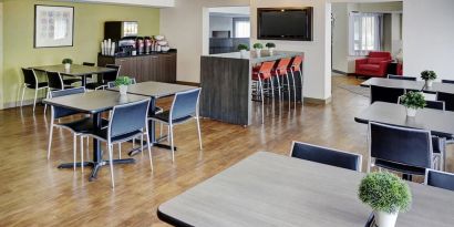 Dining area with comfortable seating perfect for co-working at Comfort Inn Boucherville.