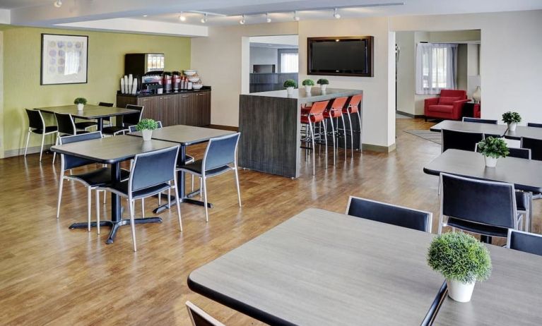 Dining area with comfortable seating perfect for co-working at Comfort Inn Boucherville.