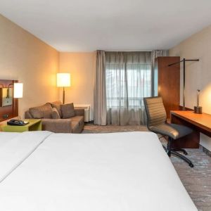 Day use room with work desk and sofa at Comfort Inn Boucherville.