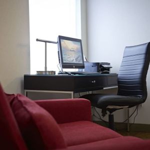 Business center with computer, printer and ergonomic chair at Comfort Inn Boucherville.