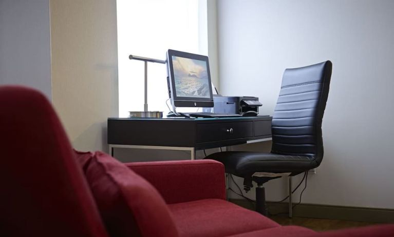 Business center with computer, printer and ergonomic chair at Comfort Inn Boucherville.