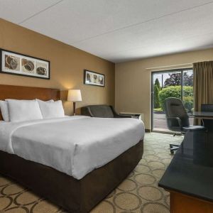 Comfortable day use room with TV, work desk and sofa at Comfort Inn Baie Comeau.