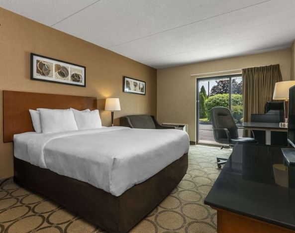 Comfortable day use room with TV, work desk and sofa at Comfort Inn Baie Comeau.