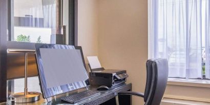 Business center with computer, printer and ergonomic chair at Comfort Inn Baie Comeau.