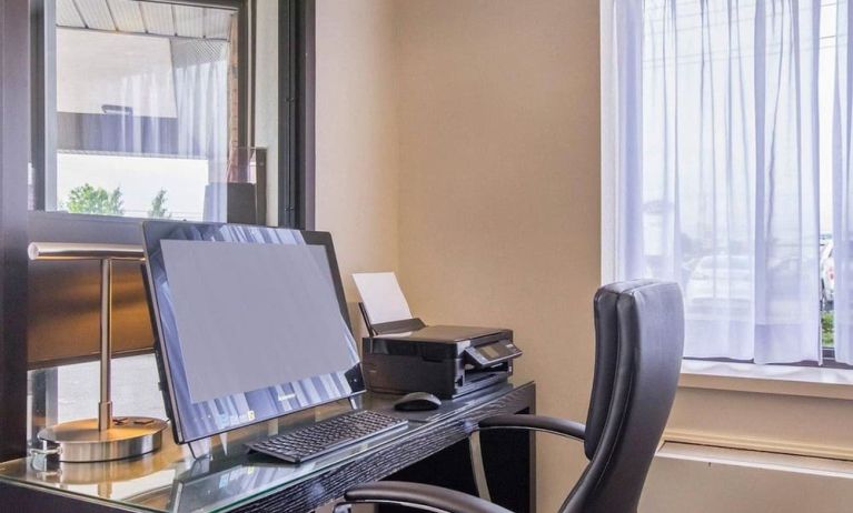 Business center with computer, printer and ergonomic chair at Comfort Inn Baie Comeau.