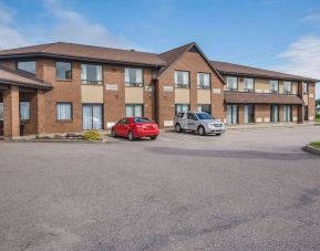 Hotel exterior and parking area at Comfort Inn Baie Comeau.