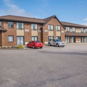 Hotel exterior and parking area at Comfort Inn Baie Comeau.