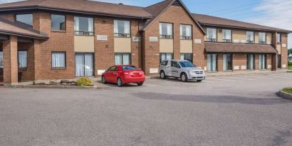 Hotel exterior and parking area at Comfort Inn Baie Comeau.