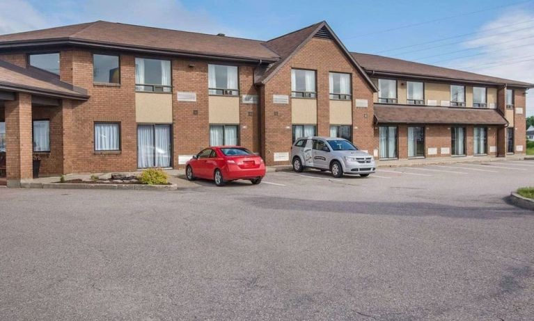 Hotel exterior and parking area at Comfort Inn Baie Comeau.