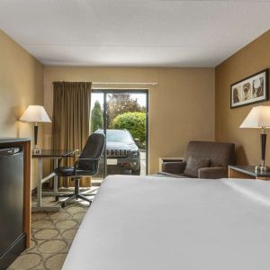 Standard day use room with TV, work desk and sofa at Comfort Inn Baie Comeau.