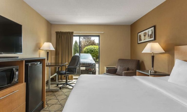 Standard day use room with TV, work desk and sofa at Comfort Inn Baie Comeau.