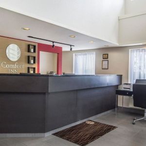 Hotel lobby with business desk with computer, printer and ergonomic chair at Comfort Inn Alma.