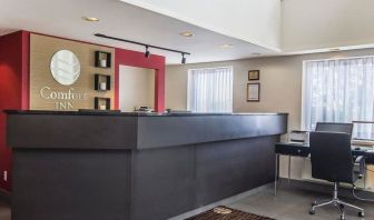 Hotel lobby with business desk with computer, printer and ergonomic chair at Comfort Inn Alma.