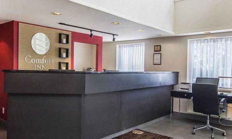 Hotel lobby with business desk with computer, printer and ergonomic chair at Comfort Inn Alma.