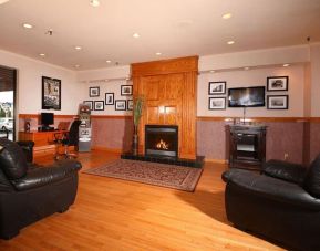 Lobby lounge with workspace, fireplace and ATM at Mount Peyton Resort & Conference Center.