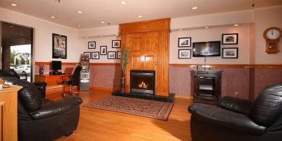 Lobby lounge with workspace, fireplace and ATM at Mount Peyton Resort & Conference Center.