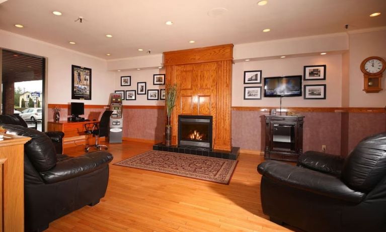 Lobby lounge with workspace, fireplace and ATM at Mount Peyton Resort & Conference Center.