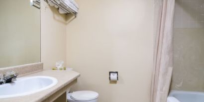 Guest bathroom with tub at Mount Peyton Resort & Conference Center.